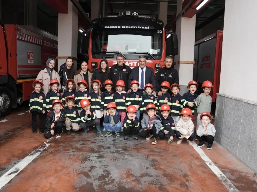 Düzce İtfaiyesinde minikler görev başında: Yangın söndürmeyi uygulamalı öğrendiler