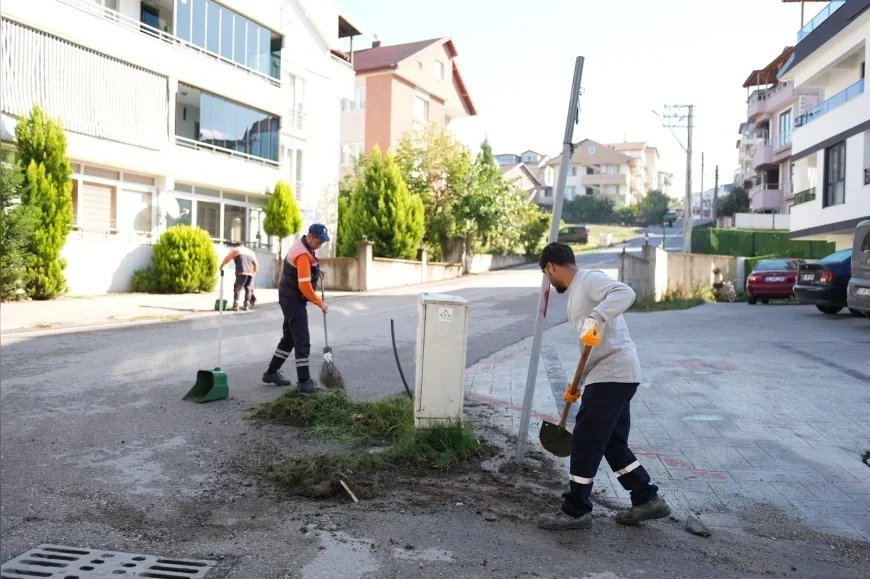 Başiskele Serdar Mahallesi’nde cadde ve sokaklarda köşe bucak temizlik çalışması