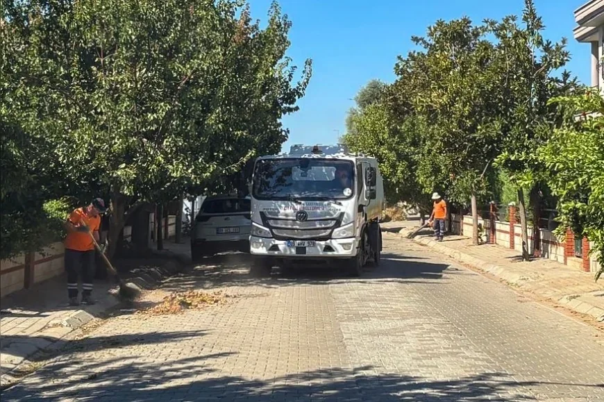 Efeler’de temizlik mesaisi sürüyor, ekipler beş mahallede cadde ve sokakları temizledi