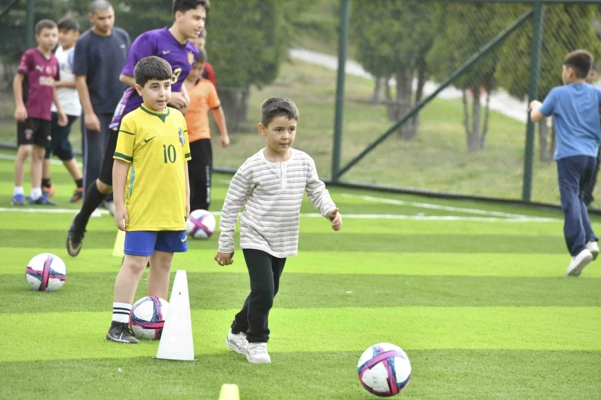 Pursaklar Tebessüm Parkı’nda çocuklar basketbol, voleybol ve futbolla buluşuyor