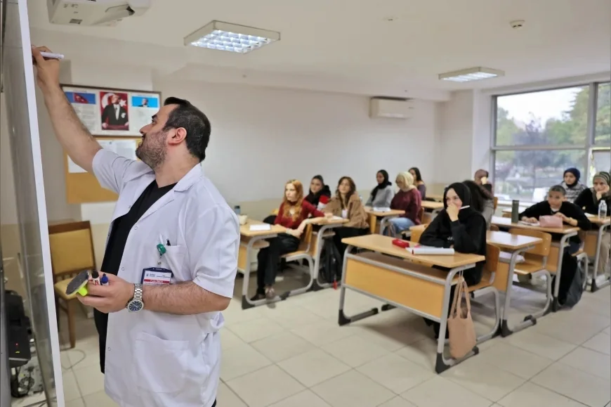 Bursa Büyükşehir Belediyesi’nin ücretsiz YKS hazırlık kurslarında 2026-2027 dönemi eğitimleri başladı