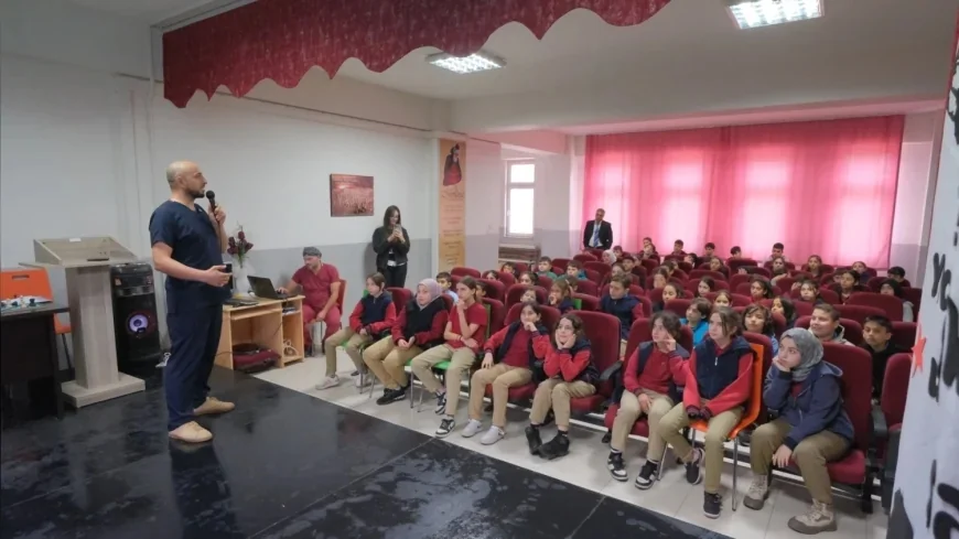 İnegöl Belediyesi öğrencileri hayvan sevgisi ve doğru yaklaşım konusunda bilinçlendiriyor