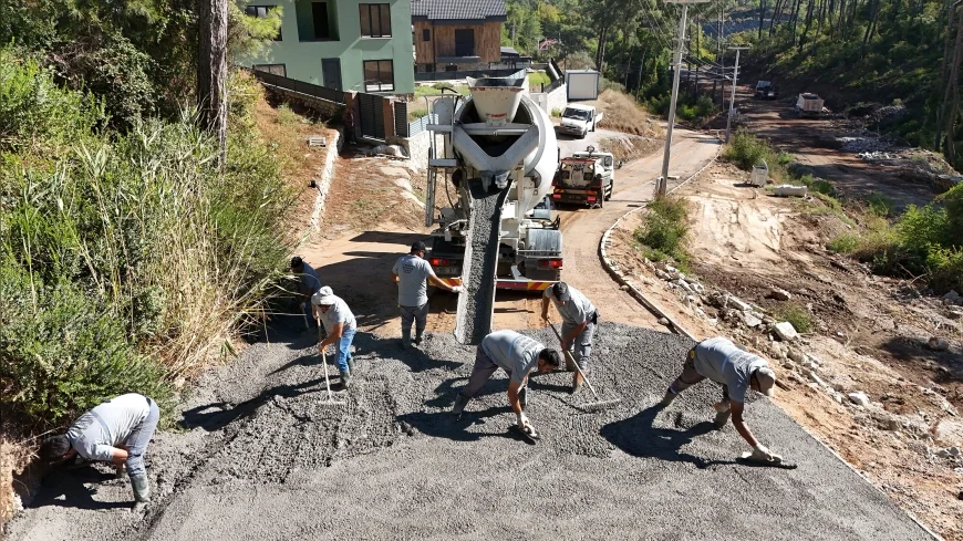 Marmaris Belediyesi Fen İşleri Ekiplerinden Turunç ve Çetibeli’de Yol Yapım Çalışmaları