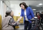 Adana Valisi Mustafa Yavuz’un eşi Süreyya Yavuz, Dünya Yaşlılar Günü’nde huzurevi sakinlerini ziyaret etti
