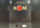 Kırşehir İl Emniyet Müdürlüğü sürücü belgesi sınavında gizli kamera ve casus kulaklık düzeneğini ortaya çıkardı