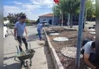 Şehzadeler Belediyesi Karayenice Mahallesi’nde meydan düzenlemesi gerçekleştirdi