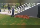 ŞEHZADELER BELEDİYESİ EKİPLERİ YAĞIŞ SONRASI YAPRAKLARI TEMİZLEYEREK MAZGALLARIN TIKANMASINI ÖNLÜYOR
