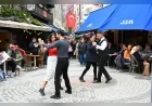 Yalova Belediyesi Cumhuriyet’in 103’üncü Yılını Temsili Gazete Dağıtımı ve Tango Gösterisiyle Kutladı