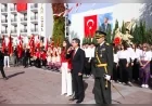 ÇEŞME’DE CUMHURİYETİN 103. YIL DÖNÜMÜ BİNLERCE KİŞİNİN KATILDIĞI FENER ALAYI VE KONSERLE KUTLANDI