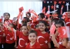 KONAK’TA MİNİKLER CUMHURİYET BAYRAMI’NI ŞARKILAR, DANSLAR VE RENKLİ GÖSTERİLERLE KUTLADI