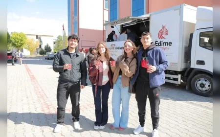 Edirne Belediyesi Dünya Kahve Günü’nde Trakya Üniversitesi öğrencilerine kahve ikram etti