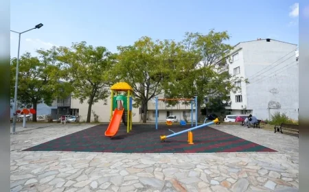 Gaziemir Belediyesi üç parkta oyun alanları ile spor aletlerini yenileyerek bakım çalışmalarını tamamladı