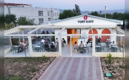 Efeler Belediye Başkanı Anıl Yetişkin’in hizmete sunduğu Yurt Kafe üniversitelilerin buluşma noktası oldu