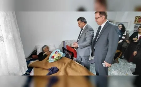 Çorum İl Sağlık Müdürü Prof. Dr. Sinan Zehir, 100 yaşındaki vatandaşı Dünya Yaşlılar Günü’nde evinde ziyaret etti