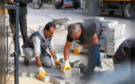 Etimesgut Belediyesi ekipleri ilçenin farklı noktalarında kaldırım, bordür ve tretuvar çalışmalarını sürdürüyor