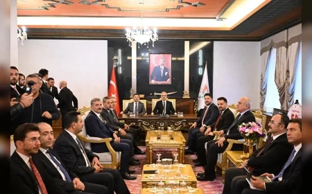 Ulaştırma ve Altyapı Bakanı Abdulkadir Uraloğlu Başkan Rasim Arı’yı ziyaret ederek Nevşehir’in ulaşım projelerini değerlendirdi