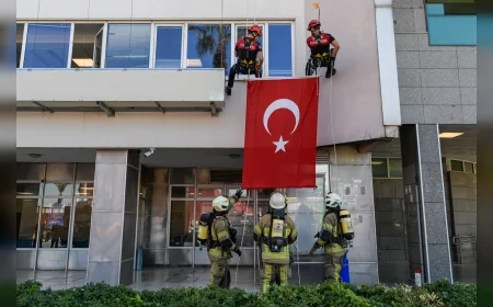 İzmir İtfaiyesi Konak’ta yangın tatbikatı yaptı, mahsur kalanlar kaçış tüneliyle tahliye edildi