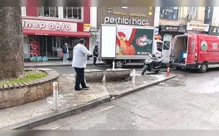 İlkadım Belediyesi, Acil Temizlik Gereken Noktalara Mobil Yıkama Aracıyla Müdahale Ediyor