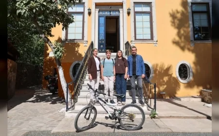 Buca’da 8’inci sınıf öğrencisi Ömer Topal kitap sevgisiyle geleceğe pedal çeviriyor