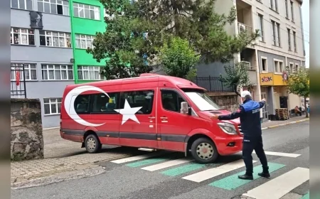 Giresun Belediyesi zabıta ekiplerinden okul çevrelerinde öğrencilerin güvenli ulaşımına destek
