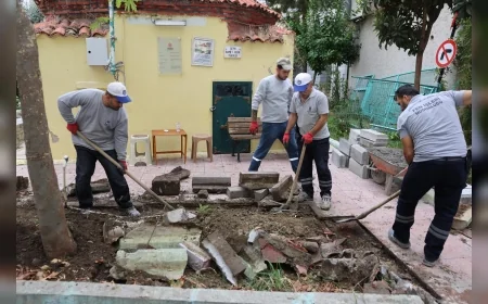 Şehzadeler’de tarihi Şeyh Ahmet Dede Türbesi önündeki yıpranan kaldırım yenilendi