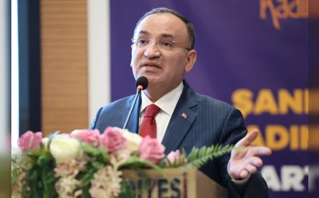 TBMM Başkanvekili Bekir Bozdağ sağlık sorunları ve yapılan değerlendirmelerin ardından görevinden istifa etti