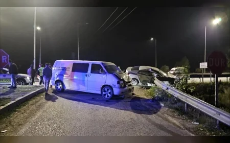 Çorum-Samsun kara yolunda otomobil ile minibüs çarpıştı, 3 kişi yaralandı