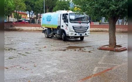 Efeler Belediyesi Semt Pazarlarında Tezgâhlar Toplandıktan Sonra Kapsamlı Temizlik Çalışması Gerçekleştiriyor
