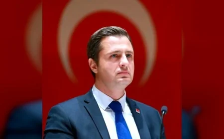 Yeni Parti İzmir Milletvekili Deniz Yücel: “İzmir siyasi döneklere de, irade hırsızlarına da haddini ağır bildirir”