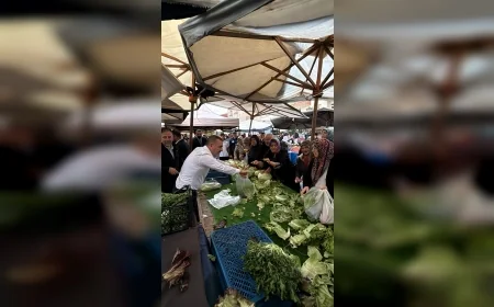 Sincan Belediye Başkanı Murat Ercan Semt Pazarında Tezgâhın Başına Geçerek Satış Yaptı