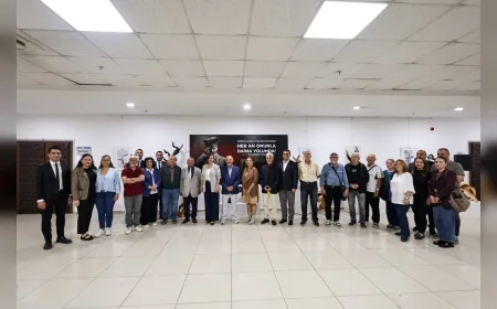 Karabağlar’da Fikret Doğan’ın Denizden Toplanan Ardıç Köklerinden Oluşturduğu 27 Eserlik Çevre Dostu Heykel Sergisi Açıldı