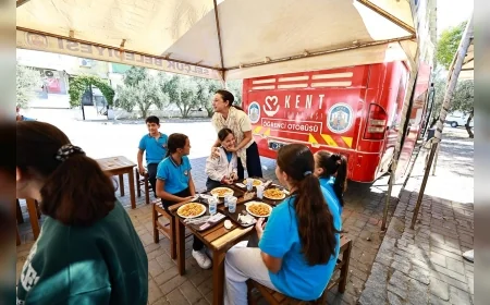 Efes Selçuk Belediyesinin Öğrenci Otobüsleri Yeniden Okullarda, Öğrencilere 30 TL’ye Öğle Yemeği Desteği
