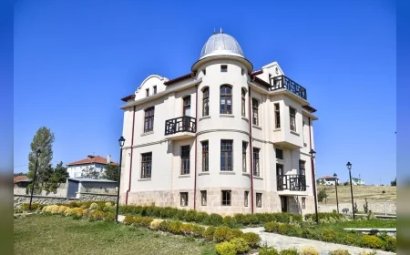 Ankara Büyükşehir Belediyesinin Restore Ettiği Halaçlı Mehmet Ağa Konağı’nda Ressam Hikmet Çetinkaya ile Sanat Buluşması Düzenlendi