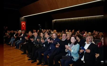 BEYLİKDÜZÜ’NDE YAŞAR KEMAL DOĞUM GÜNÜNDE ANILDI: “SESLERİ VE ESERLERİ YÜREĞİMİZDE YAŞAMAYA DEVAM EDİYOR”