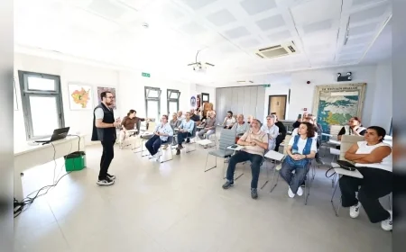 EFES SELÇUK’TA ZEYTİN ÜRETİCİLERİNE VERİM VE AĞAÇ SAĞLIĞINI ARTIRMAYA YÖNELİK ÜCRETSİZ BUDAMA EĞİTİMİ DÜZENLENDİ