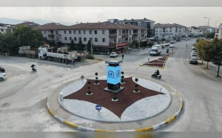 DÜZCE BELEDİYESİ EMNİYET VE OTOGAR KAVŞAKLARINI TAMAMLADI ŞEHİR MERKEZİNDE TRAFİK GÜVENLİĞİ İÇİN YENİ DÜZENLEME YAPILDI