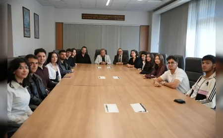 Hitit Üniversitesi Tıp Fakültesi Akademisyenleri ve Öğrencilerinden Çetin Başaranhıncal’a Kongre Ziyareti
