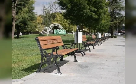 Düzce Belediyesi Millet Bahçesi’ndeki Deforme Olan Oturma Alanlarını Öz Kaynaklarıyla Yeniledi