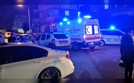 Çorum’da İki Otomobilin Çarpıştığı Kazada Araçlardan Biri Kaldırıma Çıktı, 3 Kişi Yaralandı