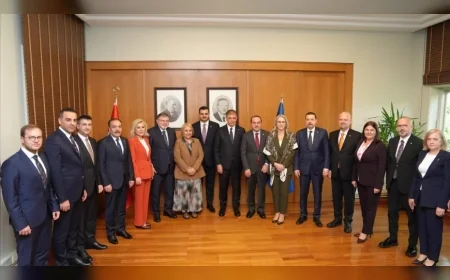 İzmir Büyükşehir Belediye Başkanı Dr. Cemil Tugay: “Otuz ilçemize ve her bir hemşehrimize en iyi hizmeti sağlayacağız”