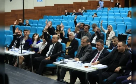Konak Belediye Başkanı Nilüfer Çınarlı Mutlu: “Mazeret değil iş üretmek için buradayız” diyerek 9 milyar liralık bütçeyi değerlendirdi
