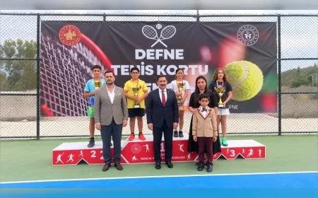 Hatay Valisi Mustafa Masatlı, İnan Beyazgül’ün Defne’ye Kazandırdığı Tenis Kortunun Açılışında Çocuklarla Buluştu