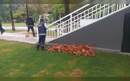 ŞEHZADELER BELEDİYESİ EKİPLERİ YAĞIŞ SONRASI YAPRAKLARI TEMİZLEYEREK MAZGALLARIN TIKANMASINI ÖNLÜYOR