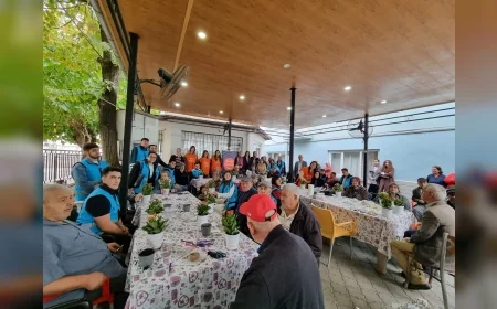 Manisa’nın Turgutlu İlçesinde Gençler ve Huzurevi Sakinleri Çiçeklerle Gönül Köprüsü Kurdu