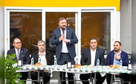 CHP İzmir İl Başkanı Utku Gümrükçü ve Narlıdere Belediye Başkanı Erman Uzun’dan Esnafa Ziyaret: “Her Koşulda Yanınızdayız”