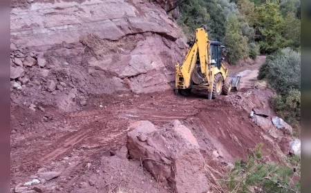 Efeler Belediyesi Sağanak Yağış Nedeniyle Kapanan Alatepe ve Aşağı Kayacık Mahalle Yollarını Yeniden Ulaşıma Açtı