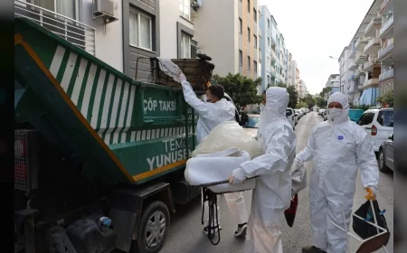 Yunusemre’de Kötü Koku ve Haşere Şikayetlerine Neden Olan Çöp Evden 6 Kamyon Atık Çıkarıldı