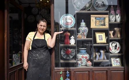 Mersin Büyükşehir Belediyesi Tarsus’ta Esnaf Vitrinlerini Sanat Galerisine Dönüştürdü: Sanat Sokaklara Taşındı
