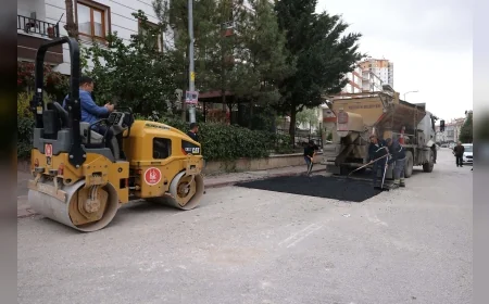 Keçiören Belediyesi İlçe Genelinde Kaldırım Yenileme, Yol Bakımı ve Sosyal Alanlarda Onarım Çalışmalarını Sürdürüyor