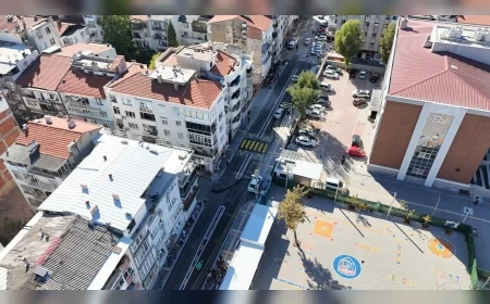 Konak Belediyesi Beş Okulun Bulunduğu 156 Sokak’ı Yeniledi, Öğrencilerin Okul Yolu Güvenli Hale Geldi